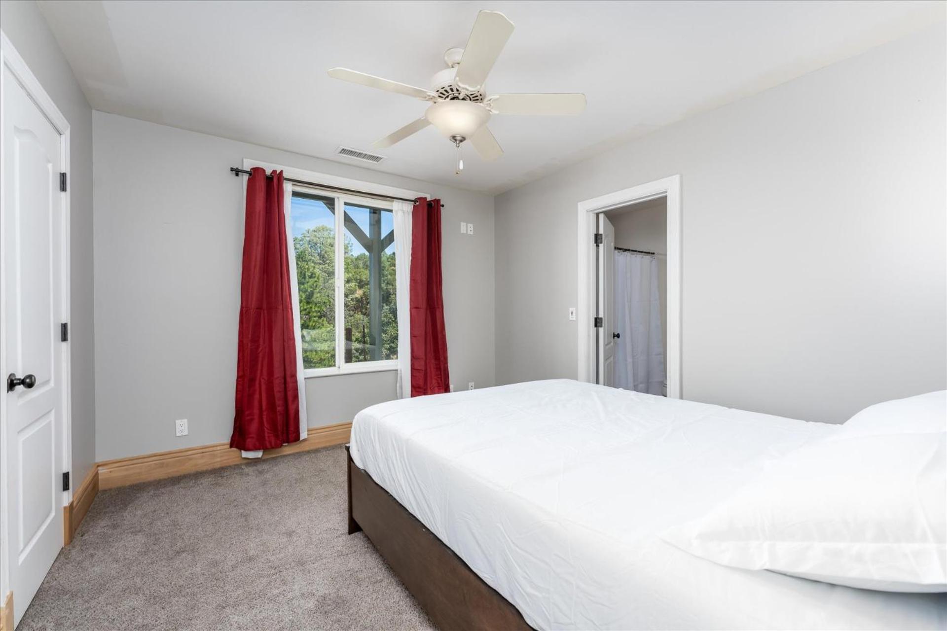 Hébergement de vacances Yosemite Bass Views, 2 Homes, Games, Hot Tub Coarsegold