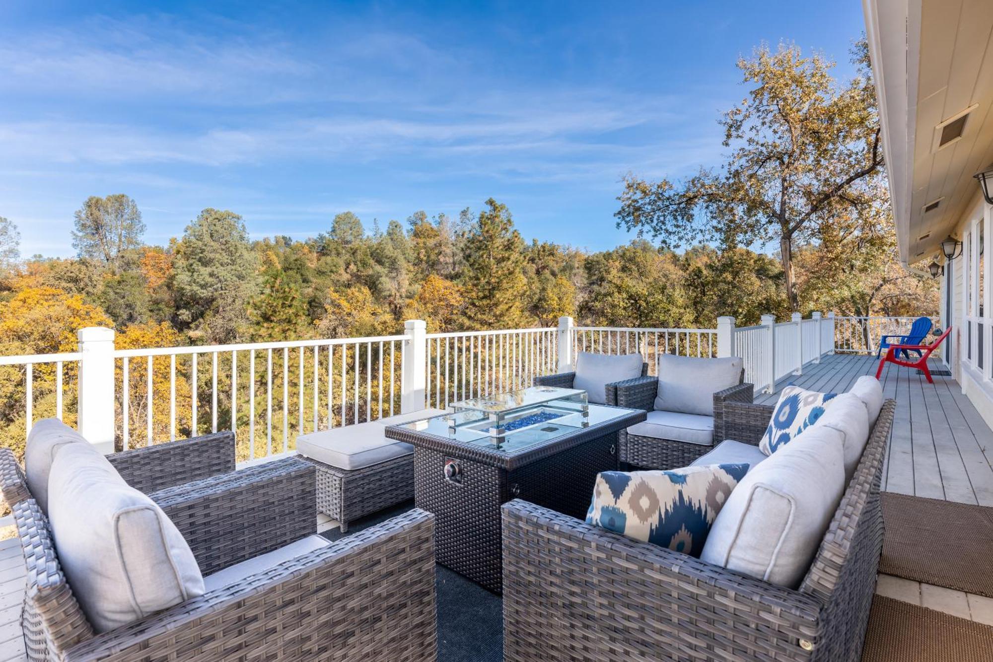 Yosemite Bass Views, 2 Homes, Games, Hot Tub Hébergement de vacances
